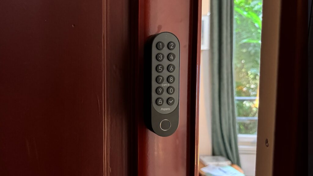 Le clavier s'accroche sur la porte. Il a des piles, ce qui facilite son rechargement. // Source : Numerama Le clavier s'accroche sur la porte. Il a des piles, ce qui facilite son rechargement. // Source : Numerama