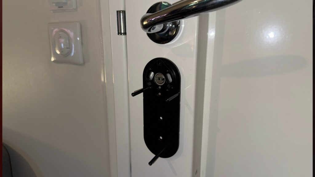 Le support à accrocher à la porte. La clé doit ensuite être mise dans la porte. // Source : Numerama Le support à accrocher à la porte. La clé doit ensuite être mise dans la porte. // Source : Numerama