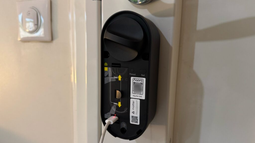 En cas de bug, il faut parfois débrancher la Aqara U200 en retirant sa batterie. // Source : Numerama En cas de bug, il faut parfois débrancher la Aqara U200 en retirant sa batterie. // Source : Numerama