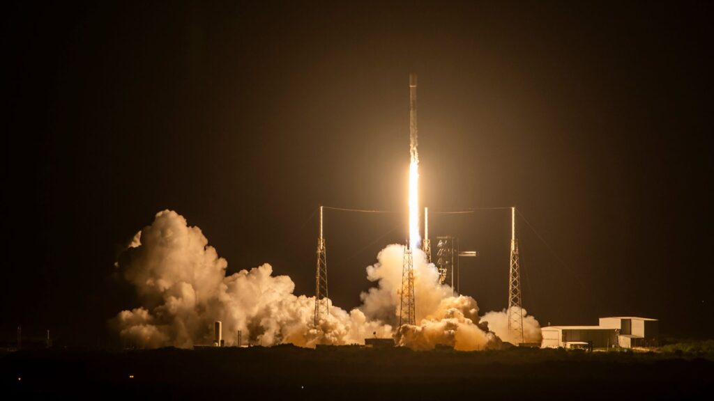 Le décollage de la mission. Jusqu'ici, tout va bien. // Source : Via X @SpaceX Le décollage de la mission. Jusqu'ici, tout va bien. // Source : Via X @SpaceX