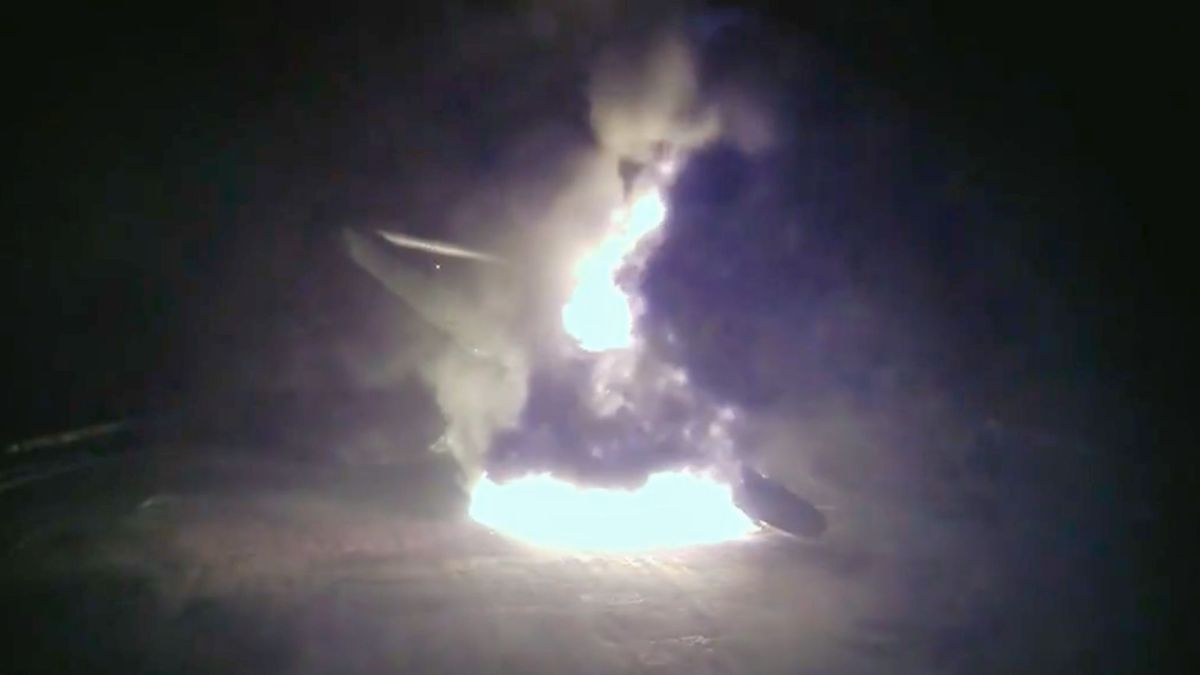 L'explosion du booster. // Source : Via X @SpaceX (image modifiée) L'explosion du booster. // Source : Via X @SpaceX (image modifiée)