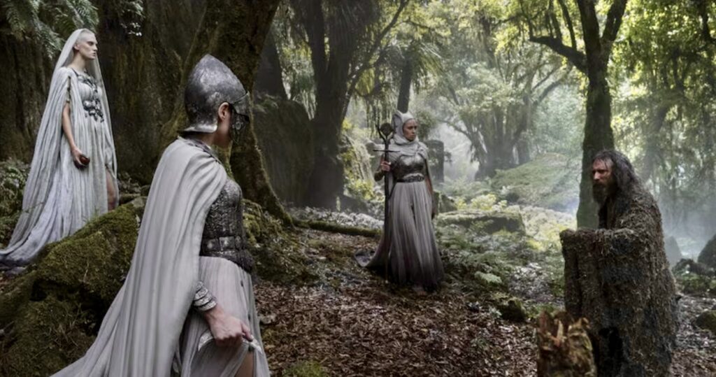 La Forêt Noire, dans laquelle l'Étranger fait de mauvaises rencontres // Source : Prime Video La Forêt Noire, dans laquelle l'Étranger fait de mauvaises rencontres // Source : Prime Video