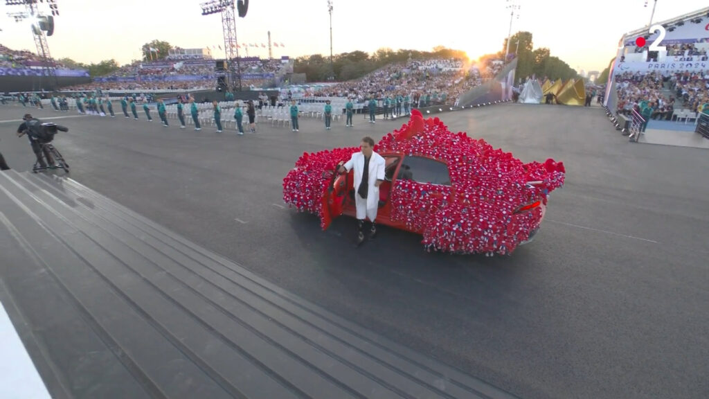 Une Toyota Mirai recouverte de Phryges // Source : Extrait cérémonie d'ouverture France2 Une Toyota Mirai recouverte de Phryges // Source : Extrait cérémonie d'ouverture France2