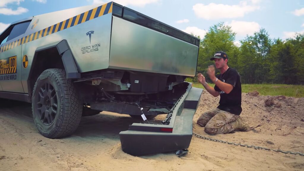 Le Cybertruck a abimé son châssis en tractant // Source : WhistlinDiesel - Youtube Le Cybertruck a abimé son châssis en tractant // Source : WhistlinDiesel - Youtube