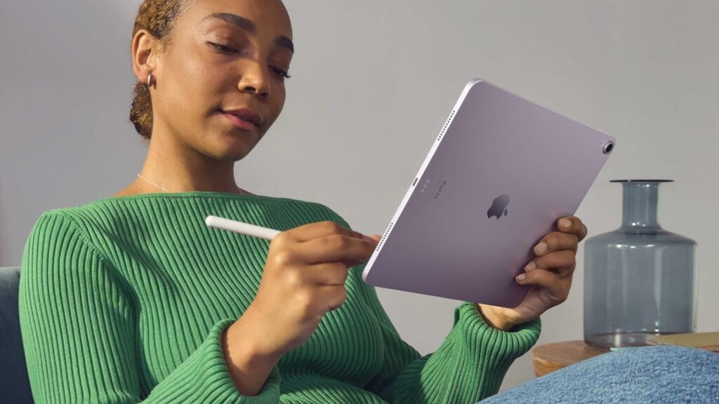 l'iPad Pro M11 offre une bonne prise en main malgré sa taille // Source : Apple l'iPad Pro M11 offre une bonne prise en main malgré sa taille // Source : Apple