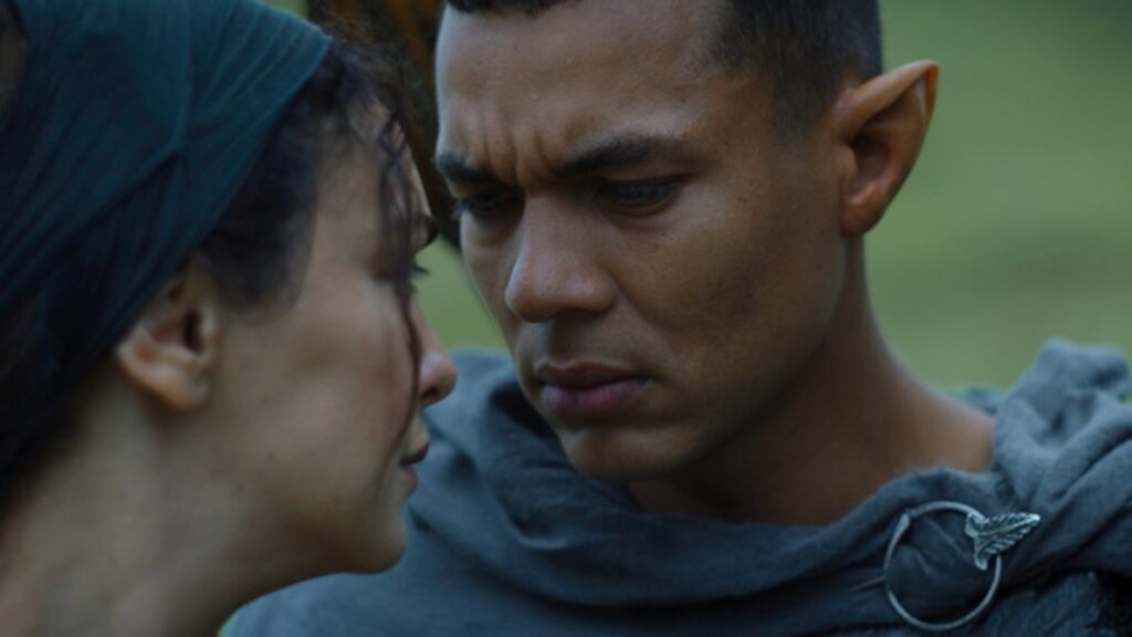 La romance entre Bronwyn et Arondir ne faisait que commencer // Source : Prime Video La romance entre Bronwyn et Arondir ne faisait que commencer // Source : Prime Video