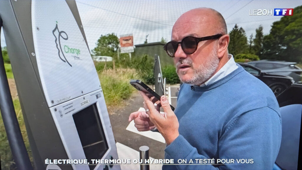 Extrait du reportage TF1 alors qu'à la borne IECharge les deux autres véhicules du tournage sont présents // Source : Capture flux TF1 Extrait du reportage TF1 alors qu'à la borne IECharge les deux autres véhicules du tournage sont présents // Source : Capture flux TF1