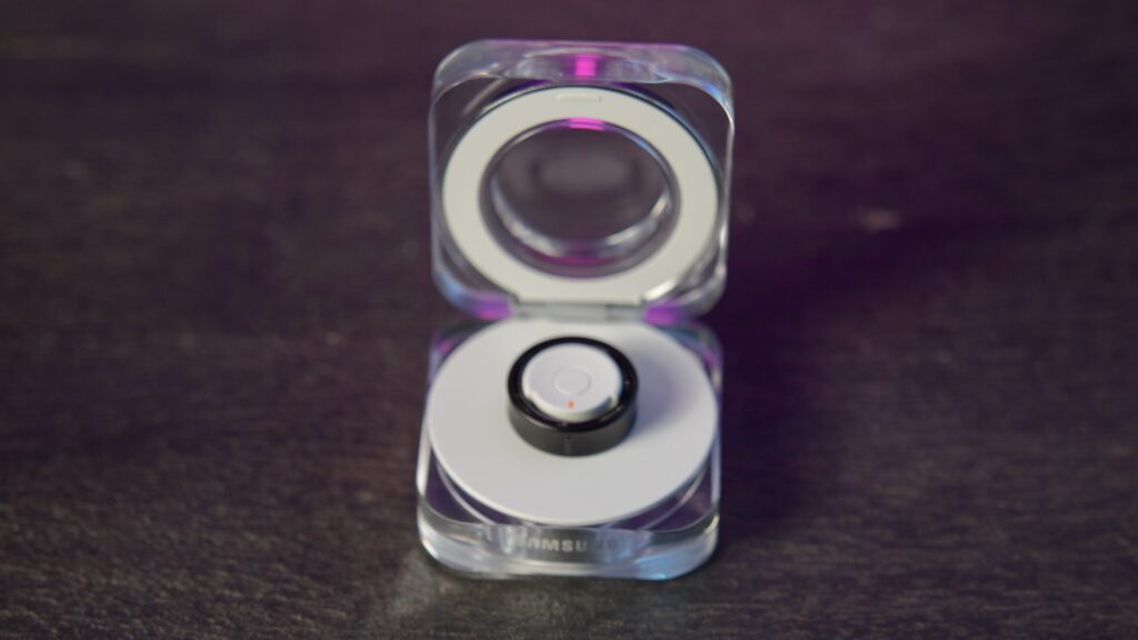 Le boîtier de recharge de la Galaxy Ring intègre une batterie. Il recharge la bague par induction. // Source : Numerama Le boîtier de recharge de la Galaxy Ring intègre une batterie. Il recharge la bague par induction. // Source : Numerama