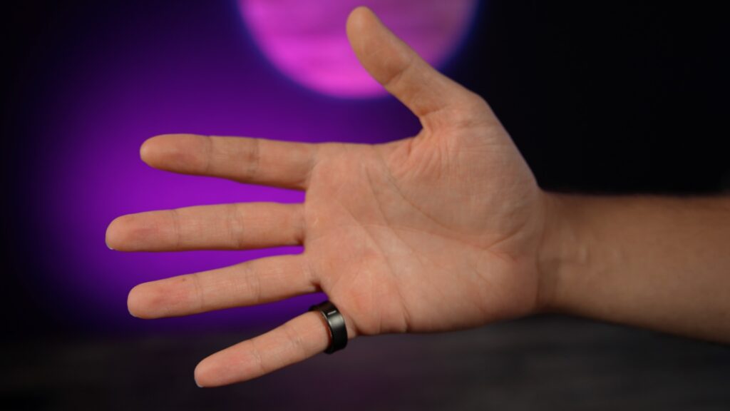 En taille 6, la Galaxy Ring ne rentre que sur le petit doigt. En fonction du rythme sportif, le doigt peut gonfler, ce qui rend son port peu agréable. // Source : Numerama En taille 6, la Galaxy Ring ne rentre que sur le petit doigt. En fonction du rythme sportif, le doigt peut gonfler, ce qui rend son port peu agréable. // Source : Numerama
