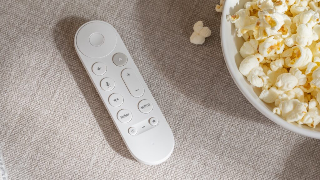 La télécommande du Google TV Streamer 4K se dote de boutons de volume en façade et d'une touche étoile personnalisable (pour une application ou contrôler sa maison, par exemple). La télécommande du Google TV Streamer 4K se dote de boutons de volume en façade et d'une touche étoile personnalisable (pour une application ou contrôler sa maison, par exemple).