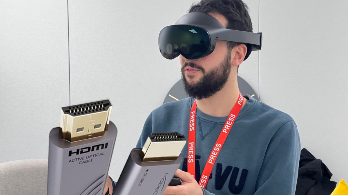 Des câbles HDMI avec le casque Meta Quest Pro; // Source : Numerama Des câbles HDMI avec le casque Meta Quest Pro; // Source : Numerama