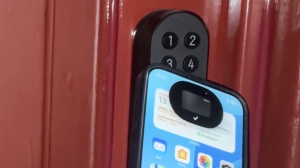Quand on pose son iPhone sur le clavier, il y a une petite animation très amusante. // Source : Numerama Quand on pose son iPhone sur le clavier, il y a une petite animation très amusante. // Source : Numerama