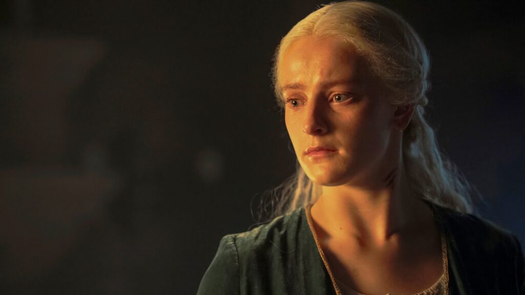 Helaena en pleine réflexion // Source : HBO Helaena en pleine réflexion // Source : HBO