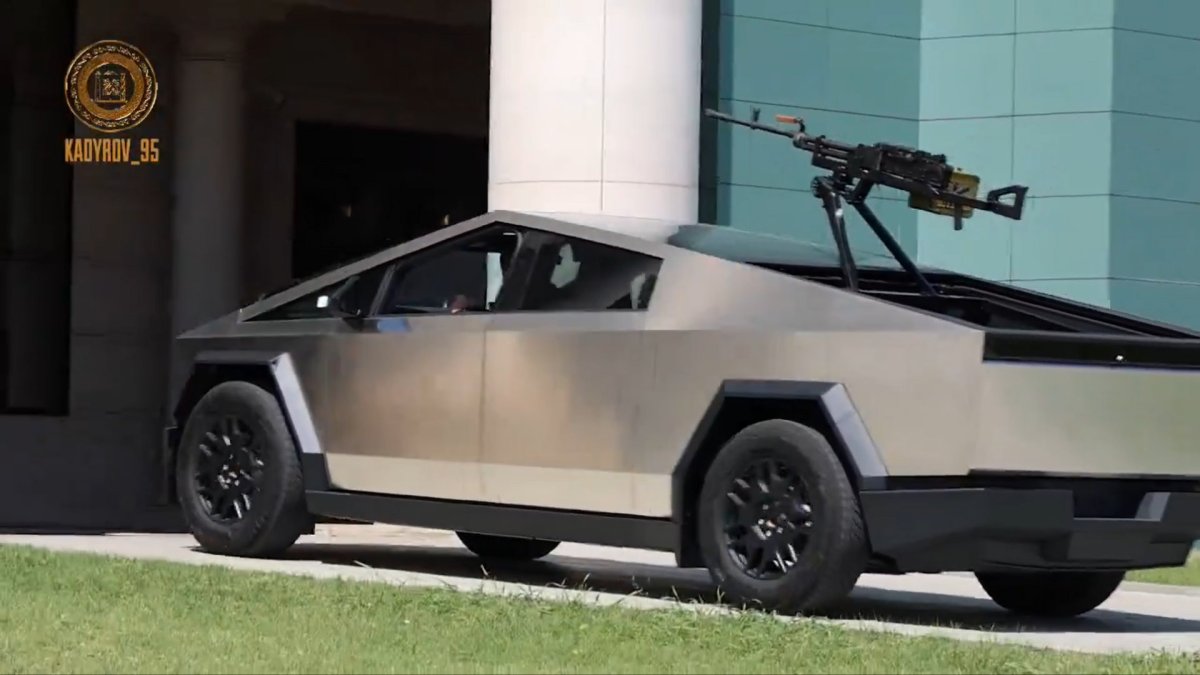 Tesla Cybertruck équipé pour le combat en Ukraine // Source : Extrait vidéo de Kadyrov Tesla Cybertruck équipé pour le combat en Ukraine // Source : Extrait vidéo de Kadyrov