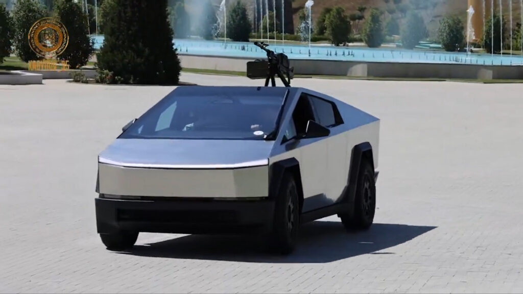 Tesla Cybertruck paré pour le combat en Ukraine // Source : Extrait vidéo de Kadyrov Tesla Cybertruck paré pour le combat en Ukraine // Source : Extrait vidéo de Kadyrov
