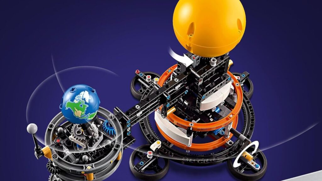 La planète Terre et la Lune en orbite // Source : Lego La planète Terre et la Lune en orbite // Source : Lego