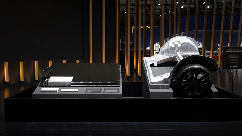 Des gigacasting pour la futur plateforme Lexus // Source : Lexus Des gigacasting pour la futur plateforme Lexus // Source : Lexus