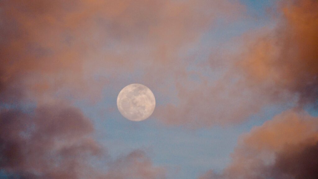 La Lune. // Source : Envato La Lune. // Source : Envato
