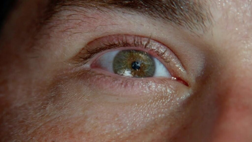 Le tout premier plan de Lost, sur le bel oeil de Matthew Fox (Jack) // Source : ABC Le tout premier plan de Lost, sur le bel oeil de Matthew Fox (Jack) // Source : ABC