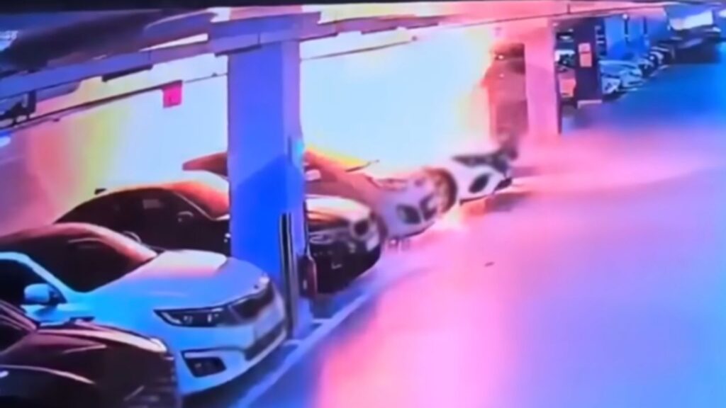 Incendie d'une Mercedes EQE dans un parking en Corée // Source : Capture vidéo de sécurité Incendie d'une Mercedes EQE dans un parking en Corée // Source : Capture vidéo de sécurité