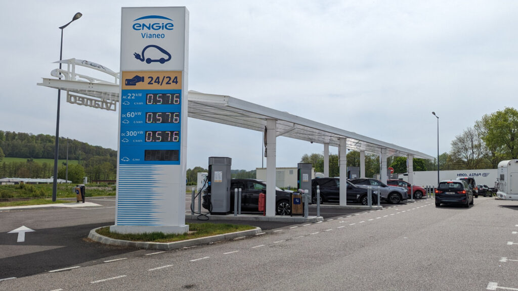 Peugeot e-3008 en pause recharge Engie // Source : Raphaelle Baut pour Numerama Peugeot e-3008 en pause recharge Engie // Source : Raphaelle Baut pour Numerama