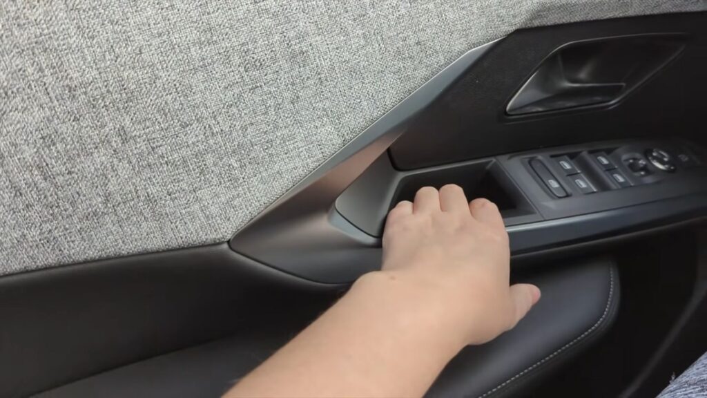 Peugeot e-3008 et sa poignée pas pratique // Source : Raphaelle Baut pour Numerama Peugeot e-3008 et sa poignée pas pratique // Source : Raphaelle Baut pour Numerama