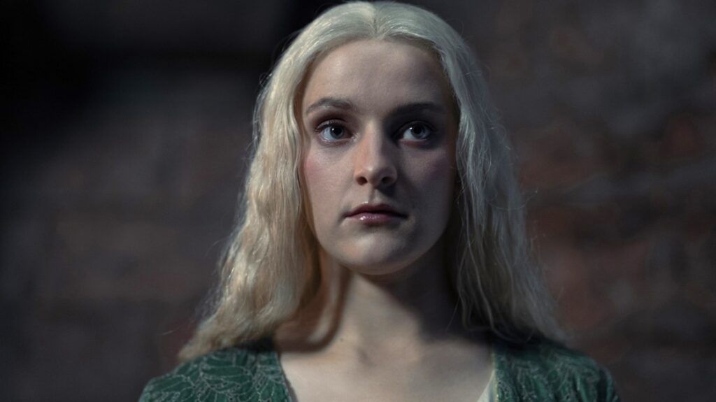 Les pouvoirs obscurs d'Helaena s'affirment dans cette saison 2 // Source : HBO Les pouvoirs obscurs d'Helaena s'affirment dans cette saison 2 // Source : HBO
