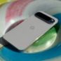 Le Google Pixel 9 Pro XL sur une bouée gonflable en forme de sucette. // Source : Numerama