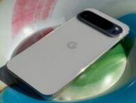 Le Google Pixel 9 Pro XL sur une bouée gonflable en forme de sucette. // Source : Numerama Le Google Pixel 9 Pro XL sur une bouée gonflable en forme de sucette. // Source : Numerama