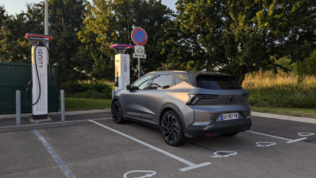Renault Scénic en charge Ionity // Source : Raphaelle Baut pour Numerama Renault Scénic en charge Ionity // Source : Raphaelle Baut pour Numerama
