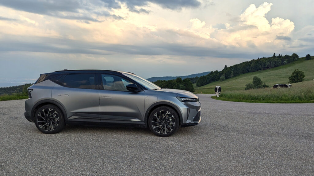Renault Scénic e-tech // Source : Raphaelle Baut pour Numerama Renault Scénic e-tech // Source : Raphaelle Baut pour Numerama