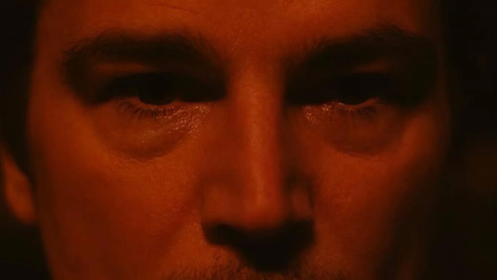 Même de très près, Josh Hartnett reste une star // Source : Warner Bros Même de très près, Josh Hartnett reste une star // Source : Warner Bros