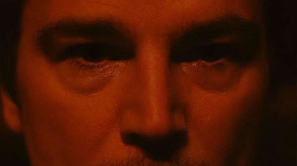 Même de très près, Josh Hartnett reste une star // Source : Warner Bros Même de très près, Josh Hartnett reste une star // Source : Warner Bros