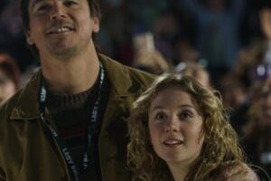 Un père et sa fille sont piégés dans Trap // Source : Warner Bros Un père et sa fille sont piégés dans Trap // Source : Warner Bros
