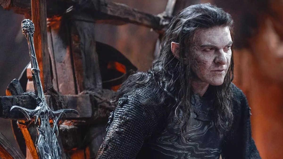 Le nouvel Adar dans la saison 2 des Anneaux de Pouvoir // Source : Ross Ferguson / Prime Video Le nouvel Adar dans la saison 2 des Anneaux de Pouvoir // Source : Ross Ferguson / Prime Video