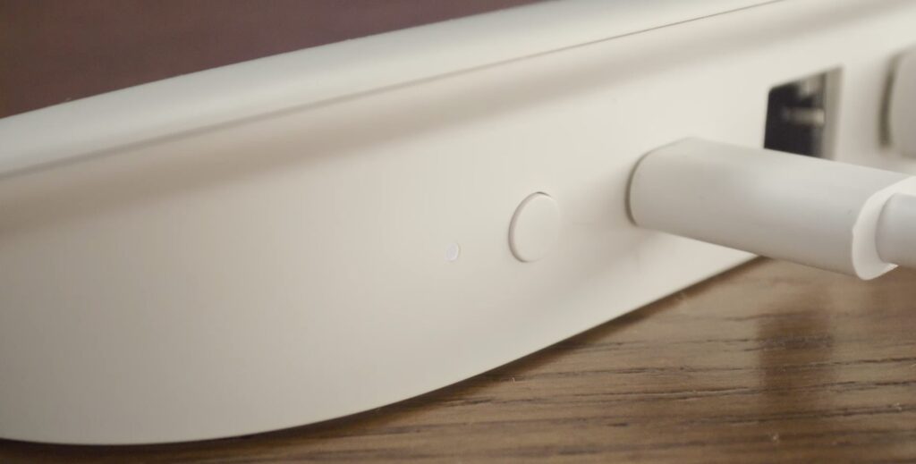 En appuyant sur ce bouton au dos du Google TV Streamer 4K, la télécommande sonne. En appuyant sur ce bouton au dos du Google TV Streamer 4K, la télécommande sonne.