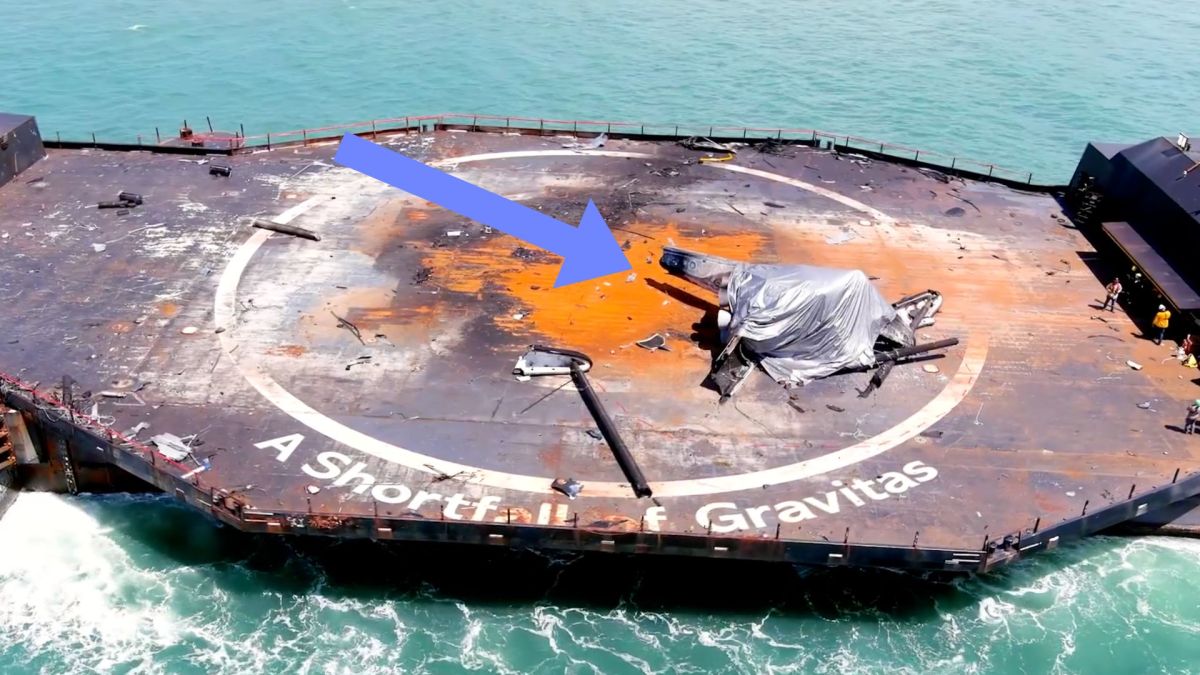 La barge qui transporte les restes du booster de SpaceX // Source : Capture d'écran de la vidéo de Jerry Pike La barge qui transporte les restes du booster de SpaceX // Source : Capture d'écran de la vidéo de Jerry Pike