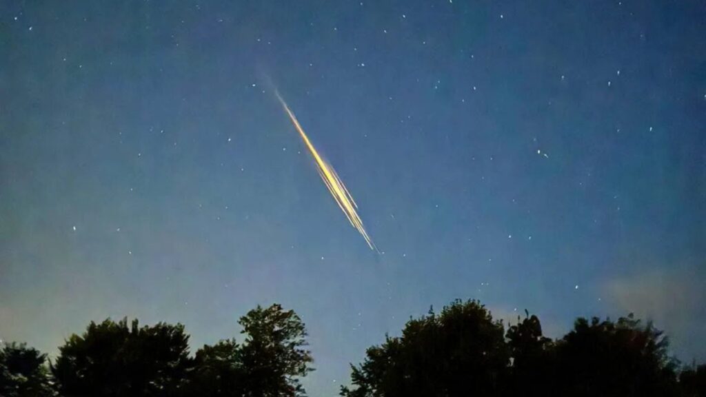 Le phénomène lumineux vu en France. // Source : Via X @Dr_ThomasZ (image recadrée) Le phénomène lumineux vu en France. // Source : Via X @Dr_ThomasZ (image recadrée)