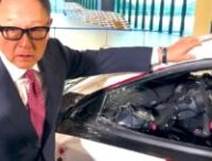 Akio Toyoda devant la voiture qu'il a lui même retourné // Source : Toyota Akio Toyoda devant la voiture qu'il a lui même retourné // Source : Toyota