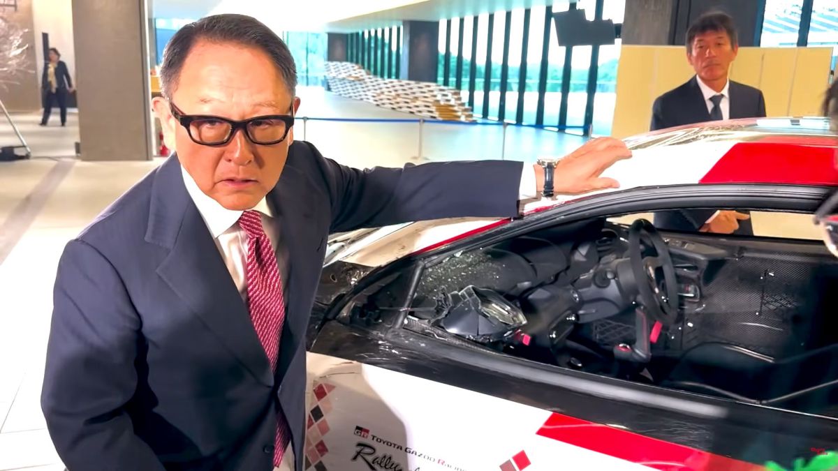 Akio Toyoda devant la voiture qu'il a lui même retourné // Source : Toyota Akio Toyoda devant la voiture qu'il a lui même retourné // Source : Toyota