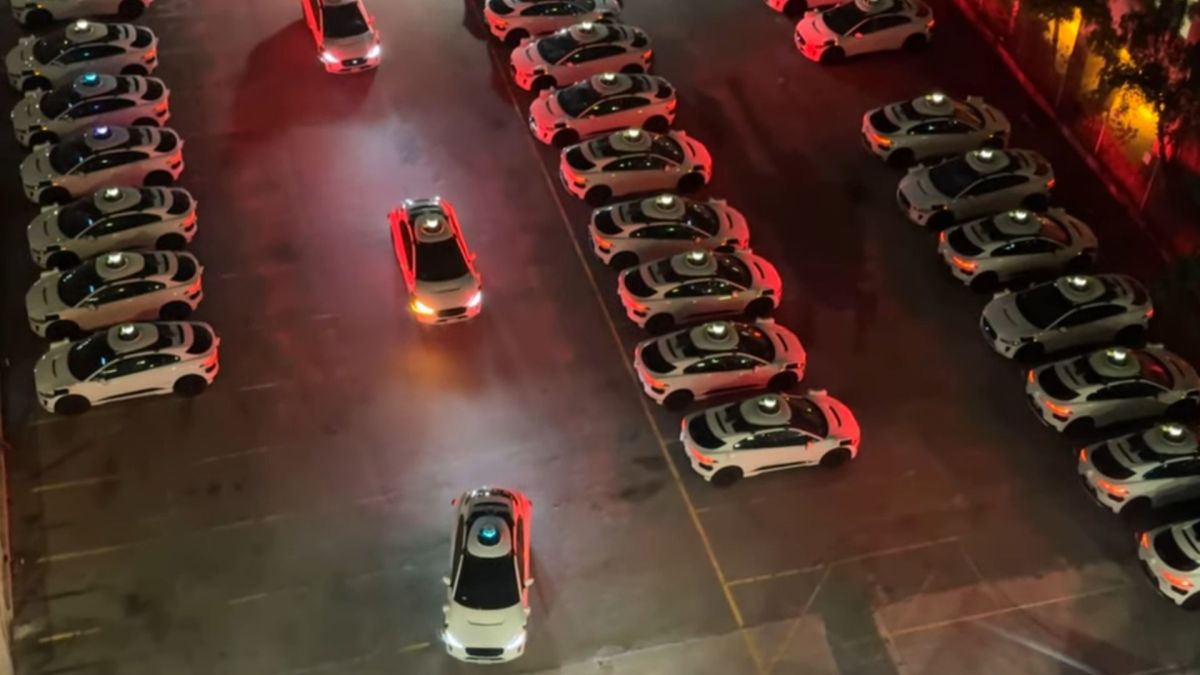 Waymo joue du klaxon // Source : Capture video Sophia Tung Waymo joue du klaxon // Source : Capture video Sophia Tung