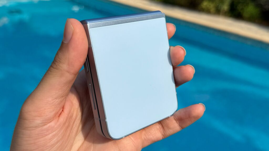 Plié, le Z Flip 6 est tout mignon. On aime beaucoup ses bords plats et ses coloris mats. Plié, le Z Flip 6 est tout mignon. On aime beaucoup ses bords plats et ses coloris mats.