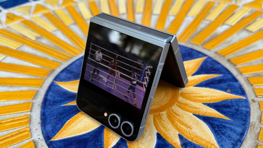 La charnière du Z Flip 6 lui permet d'être semi-plié. Quand il prend cette forme, il peut servir à regarder des vidéos avec les mains libres. La charnière du Z Flip 6 lui permet d'être semi-plié. Quand il prend cette forme, il peut servir à regarder des vidéos avec les mains libres.