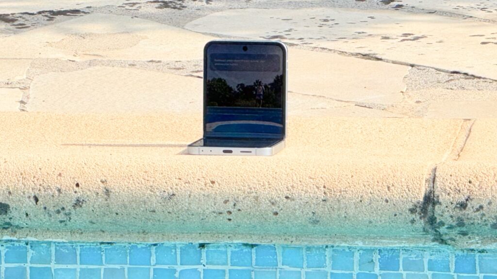 Pour prendre des selfies dans l'eau, quoi de mieux qu'un Z Flip ? On le plie au bord de l'eau et on fait un signe de la main pour déclencher le minuteur. Pour prendre des selfies dans l'eau, quoi de mieux qu'un Z Flip ? On le plie au bord de l'eau et on fait un signe de la main pour déclencher le minuteur.