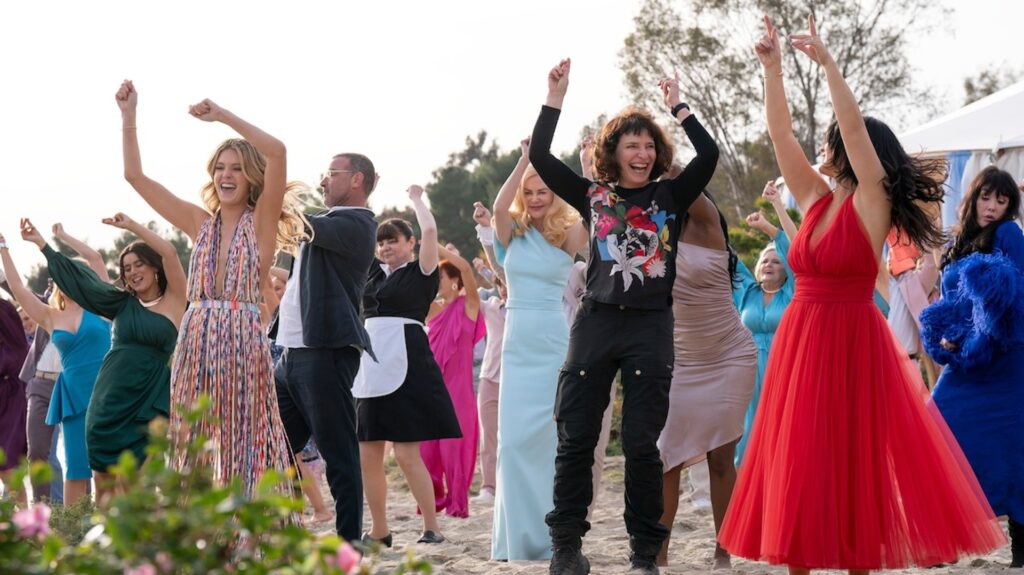 La fameuse séquence, avec la réalisatrice Susanne Bier au centre (en noir) // Source : Hilary Bronwyn Gayle/Netflix La fameuse séquence, avec la réalisatrice Susanne Bier au centre (en noir) // Source : Hilary Bronwyn Gayle/Netflix