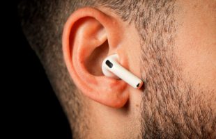 Apple AirPods 4. // Source : Nino Barbey pour Numerama Apple AirPods 4. // Source : Nino Barbey pour Numerama