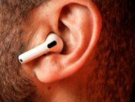 Les AirPods 4 d'Apple. // Source : Nino Barbey pour Numerama
