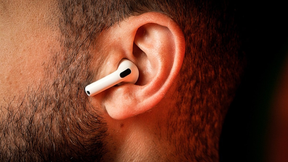 Les AirPods 4 d'Apple. // Source : Nino Barbey pour Numerama