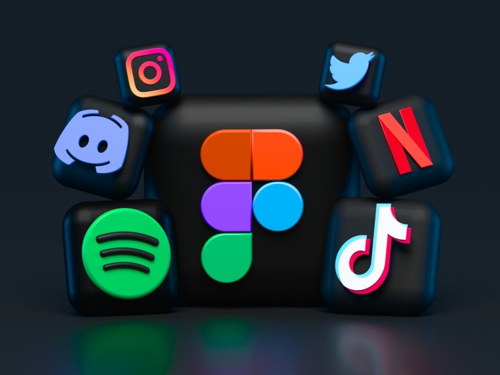 Les adolescents s'initient aux réseaux sociaux souvent avant l'âge requis // Source : Alexander Shatov via Unsplash Les adolescents s'initient aux réseaux sociaux souvent avant l'âge requis // Source : Alexander Shatov via Unsplash
