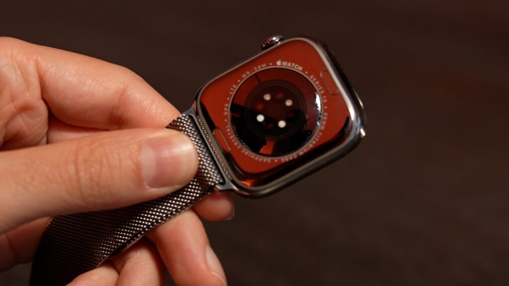 Le dos de l'Apple Watch Series 10, avec un nouveau boîtier en métal qui fait office d'antennes. // Source : Numerama